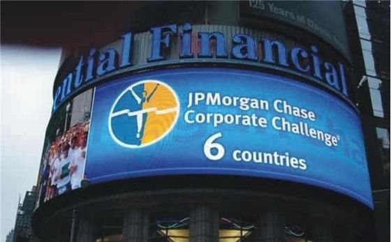 2R1G1B P16 HD LED กำแพงวิดีโอ สีเต็มหน้าจอ LED น้ำหนักเบาสำหรับการโฆษณา