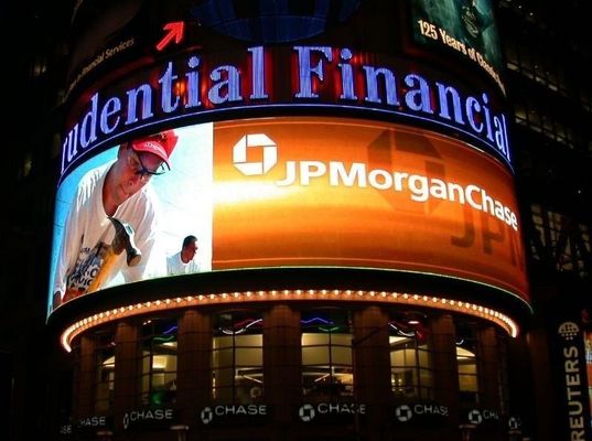 การเคลื่อนย้ายสัญญาณโฆษณากลางแจ้งสร้างสรรค์ LED หน้าจอโฆษณา P12.5 Dynamic Scan Waterproof