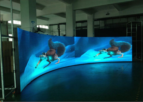 ความละเอียดสูง P5 หน้าจอ LED แบบโค้ง สีเต็ม SMD 3 In 1 สำหรับ Stange / Concert