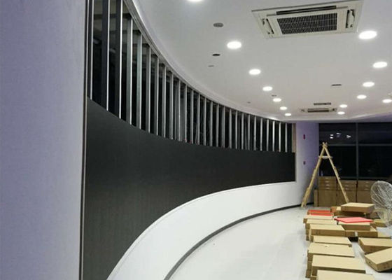 กำแพงวิดีโอ HD LED ที่ยืดหยุ่น P2.5 900 คืนs รีเฟรชการบำรุงรักษาทางเข้าสูงด้านหน้า