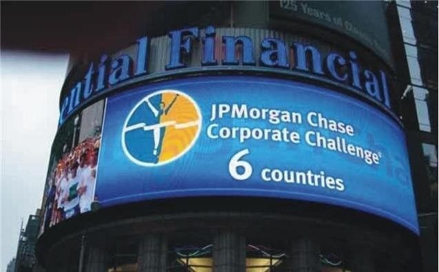 2R1G1B P16 HD LED กำแพงวิดีโอ สีเต็มหน้าจอ LED น้ำหนักเบาสำหรับการโฆษณา