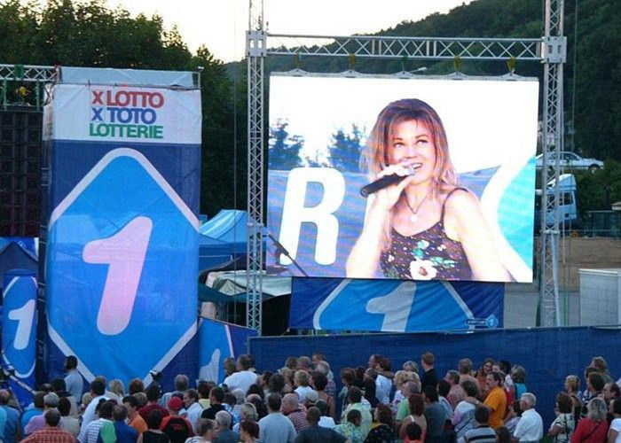 การให้เช่าพื้นที่โฆษณาคอนเสิร์ตกลางแจ้งจอแสดงผล LED พร้อมหลอดไฟ LED SMD3535