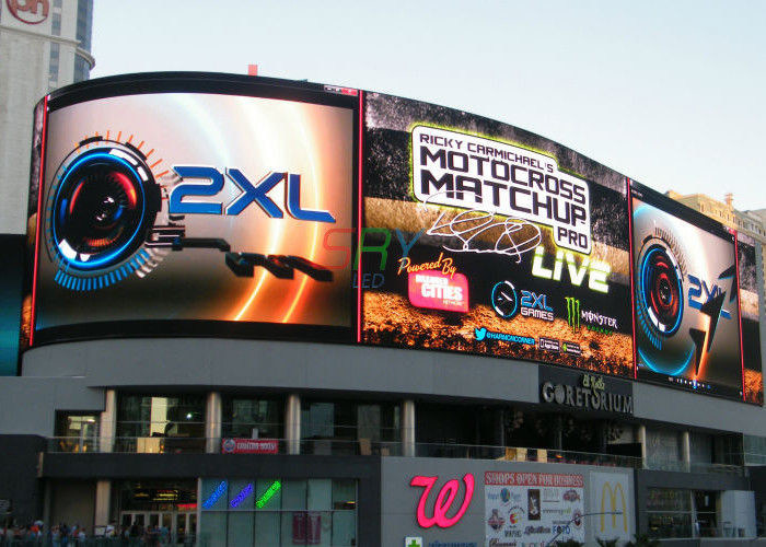 หน้าจอ LED ที่ปรับความสว่างได้แสดงสีแบบเต็มในถนนคนเดินพาณิชย์